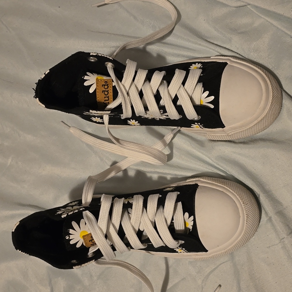 Girls Size 12 High Top Mudd Daisy Shoes